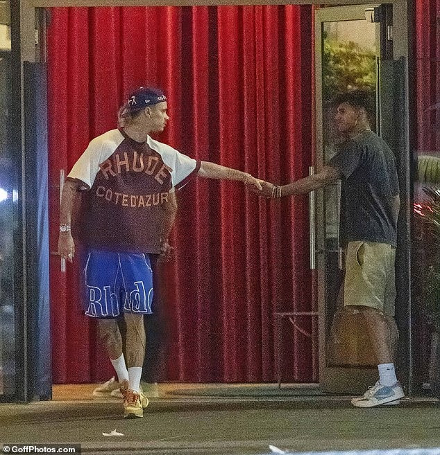 Romeo đã thông báo chia tay bạn gái nhưng vẫn thân mật đi chơi chung. Ảnh: GoffPhotos.