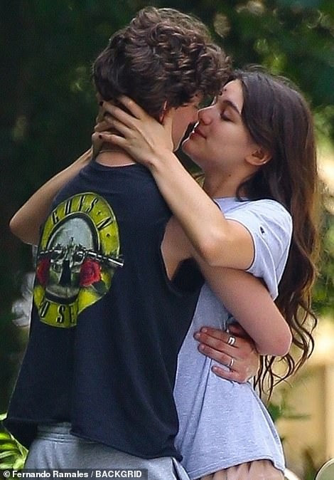 Không chỉ hôn, cặp đôi trẻ có nhiều cử chỉ tình tứ khác. Người ta còn phát hiện trên ngón áp út tay trái của nam thanh niên đeo nhẫn, khả năng cao đây là chiếc nhẫn hẹn ước giữa các cặp tình nhân.