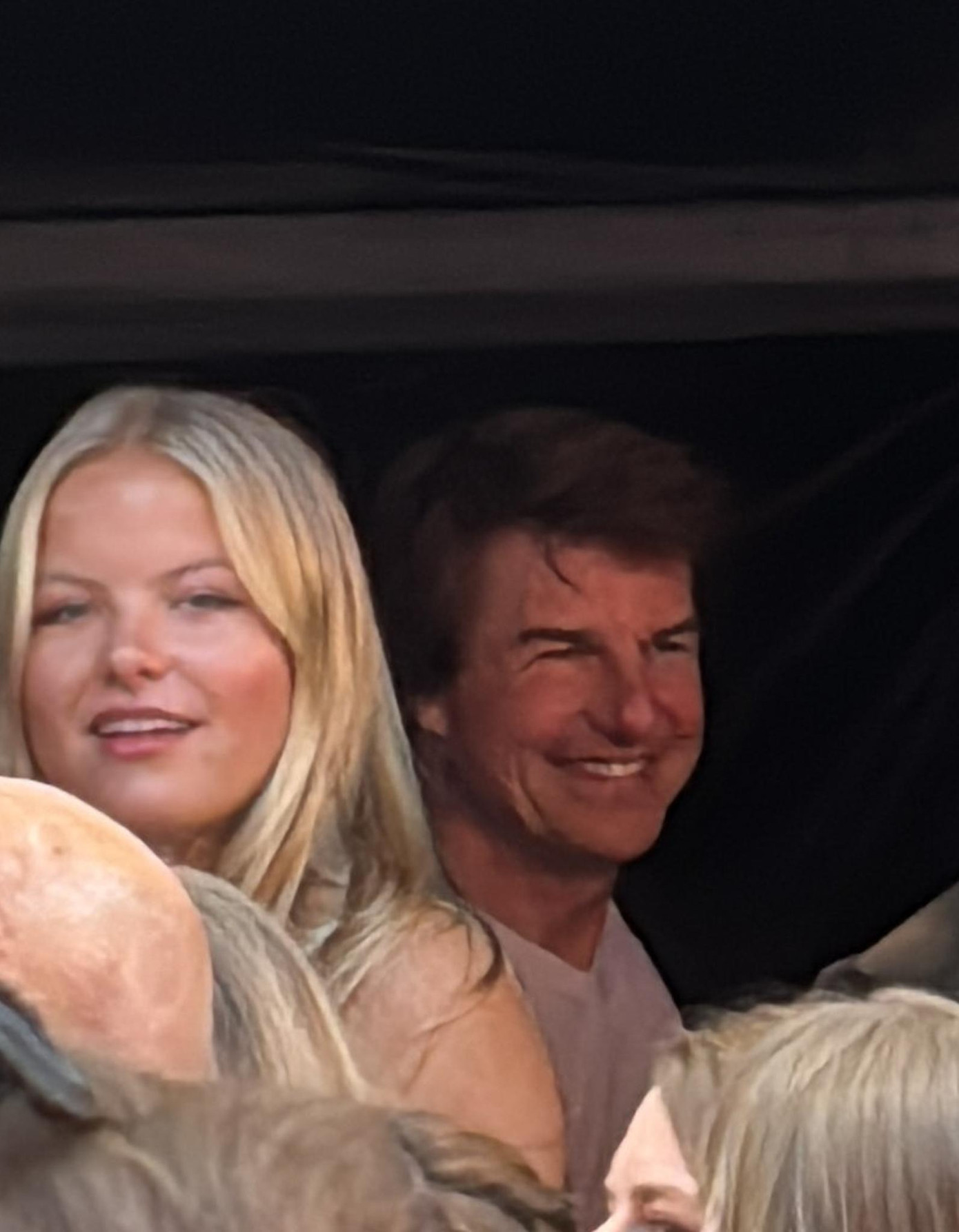 Tom Cruise rạng rỡ đi xem show Taylor Swift, bỏ qua lễ tốt nghiệp trung học của con gái Suri ở bên kia đại dương. Ảnh: X.
