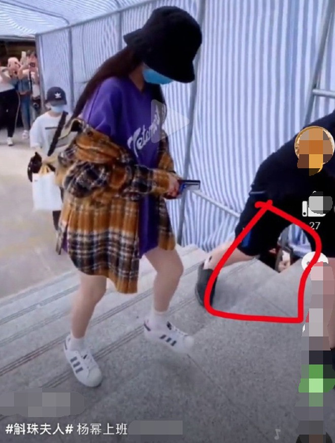 Dương Mịch và AngelaBaby từng bị tung clip quay lén với góc từ dưới lên.