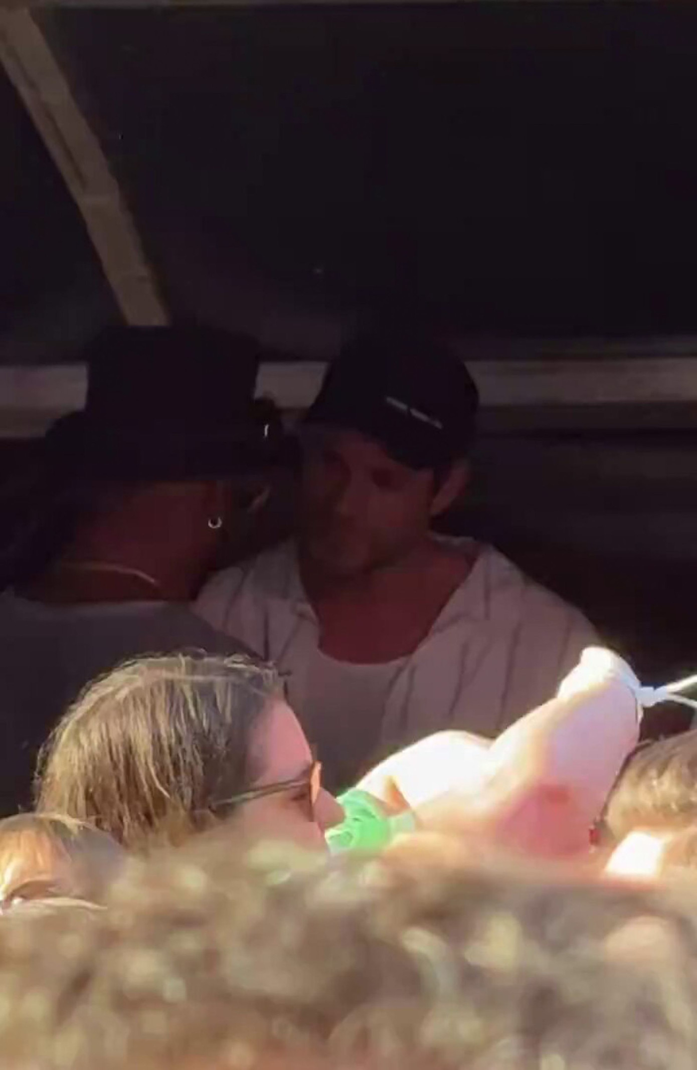 Nhà làm phim Mỹ Greta Gerwig (trái) và Liam Hemsworth cũng hòa mình vào đám đông. Ảnh: X.