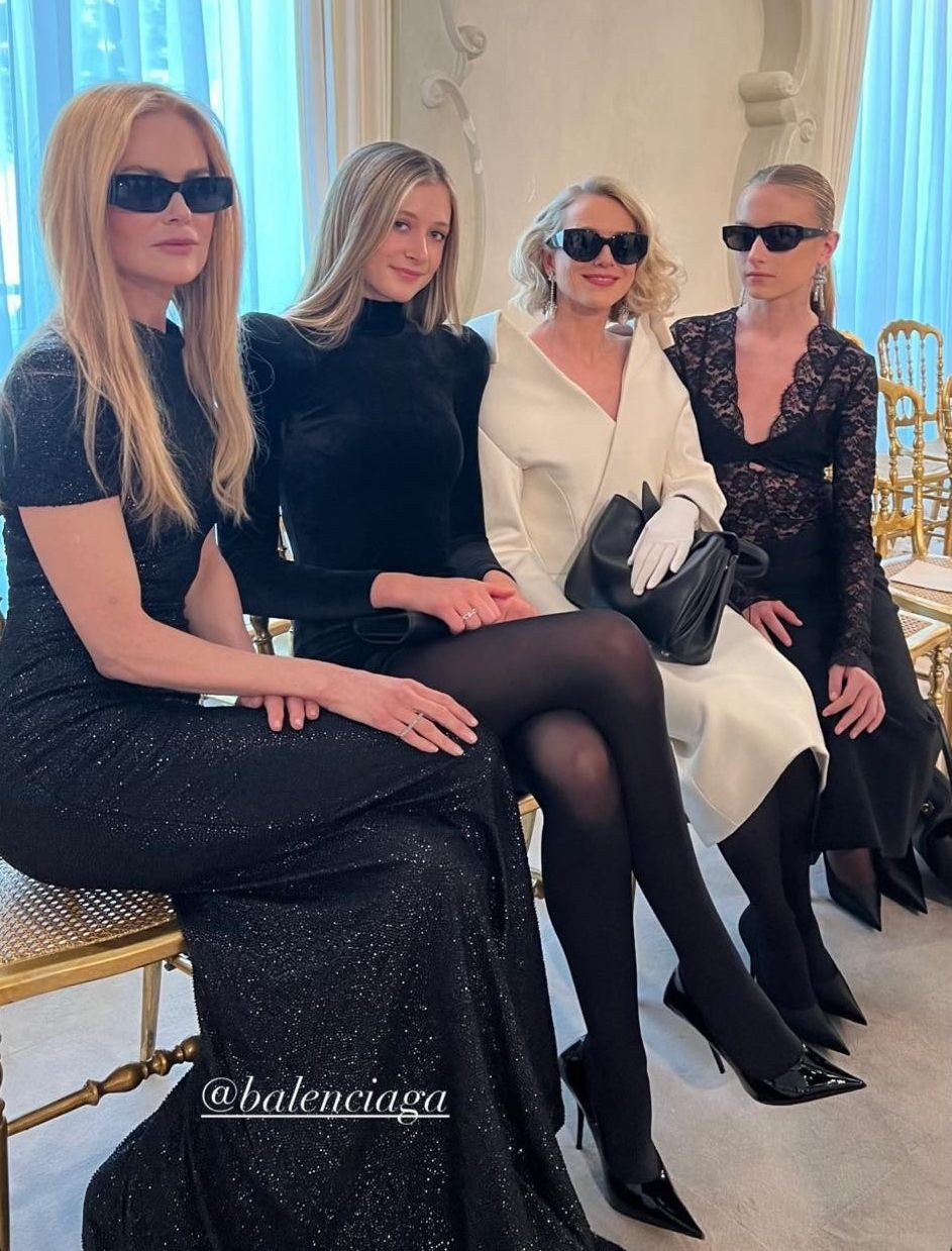 Đây là lần đầu Nicole dẫn con gái đến show thời trang. Trước đó, người đẹp tóc vàng cùng chồng giữ con tránh xa ống kính truyền thông. Cô cũng ít chia sẻ ảnh con trên tài khoản mạng xã hội cá nhân. Trong ảnh, mẹ con Nicole ngồi hàng ghế đầu cùng Naomi Watts và con trai Kai Schreiber. Ảnh: IG.