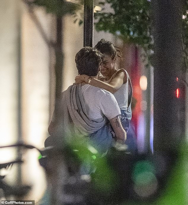 Đôi tình nhân mới đang trong giai đoạn yêu đương ngọt ngào nhất. Ảnh: GoffPhotos.