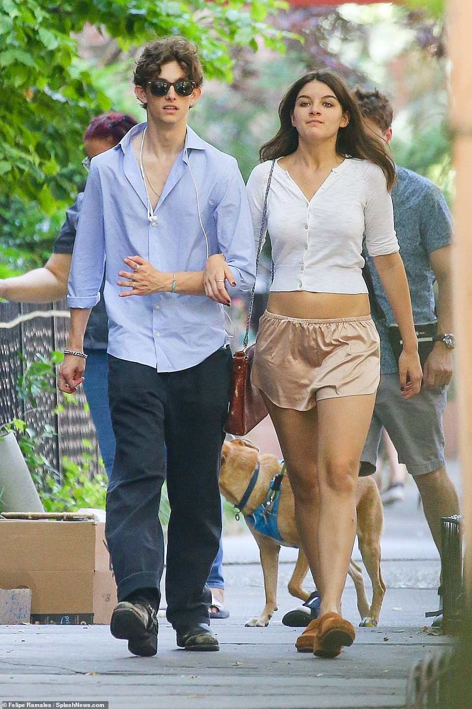 Ngày 27/6 (giờ địa phương), Suri Cruise được nhìn thấy dạo phố ở New York, Mỹ, cùng bạn trai mới công khai, Toby Cohen. Trong khi Toby khá lịch sự với áo sơ mi và quần dài, Suri mặc quần đùi trễ lưng và áo lửng lộ một phần eo. Ảnh: SplashNews.