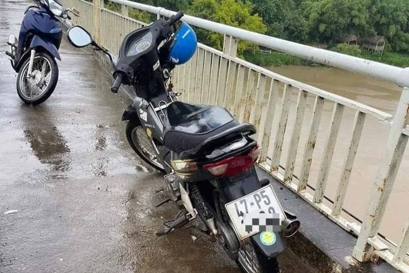 Chiếc xe máy vô chủ bị bỏ lại trên cầu. Chiếc xe máy vô chủ bị bỏ lại trên cầu.