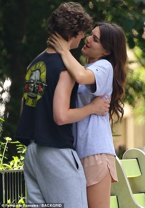 Không chỉ hôn, cặp đôi trẻ có nhiều cử chỉ tình tứ khác. Người ta còn phát hiện trên ngón áp út tay trái của nam thanh niên đeo nhẫn, khả năng cao đây là chiếc nhẫn hẹn ước giữa các cặp tình nhân.