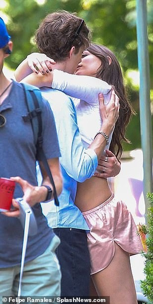 Trong chuyến đi chơi mới nhất, cả hai thoải mái thể hiện tình cảm, hết khoác tay lại ôm hôn say đắm giữa chốn đông người. Ảnh: SplashNews.