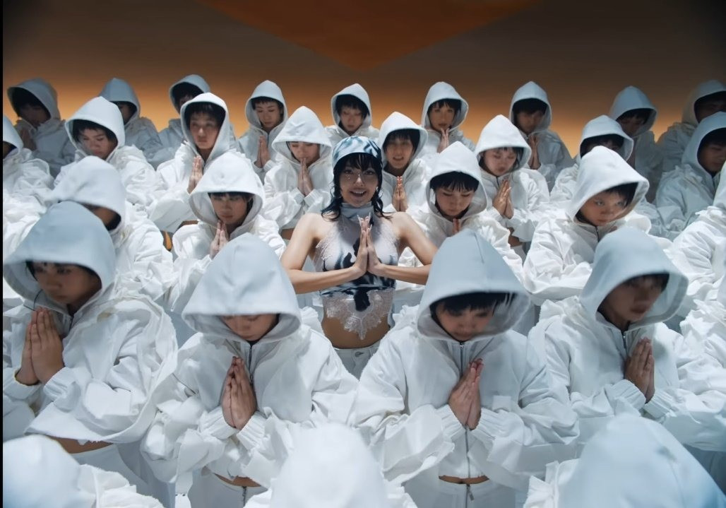 Lisa cùng các cô gái Thái Lan thực hiện động tác chào hỏi truyền thống của Thái Lan trong MV mới. Ảnh: X.