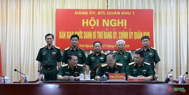 Thượng tướng Trịnh Văn Quyết, Ủy viên Trung ương Đảng, Ủy viên Thường vụ Quân ủy Trung ương, Chủ nhiệm Tổng cục Chính trị Quân đội nhân dân Việt Nam, chứng kiến ký kết biên bản bàn giao. Thượng tướng Trịnh Văn Quyết, Ủy viên Trung ương Đảng, Ủy viên Thường vụ Quân ủy Trung ương, Chủ nhiệm Tổng cục Chính trị Quân đội nhân dân Việt Nam, chứng kiến ký kết biên bản bàn giao.