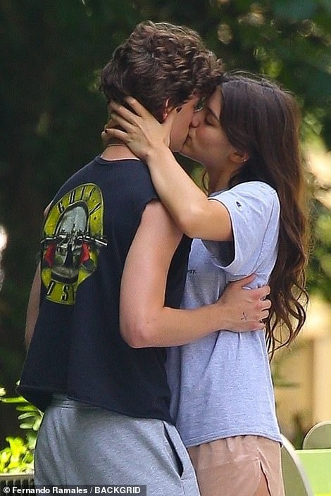 Nếu một ngày trước đó truyền thông còn thắc mắc về bản chất mối quan hệ giữa Suri và bạn nam, buổi đi chơi vào giữa tuần đã cho họ câu trả lời. Khoảnh khắc Suri ôm hôn nam thanh niên ở nơi công cộng thay cho lời xác nhận đó là người yêu của cô.