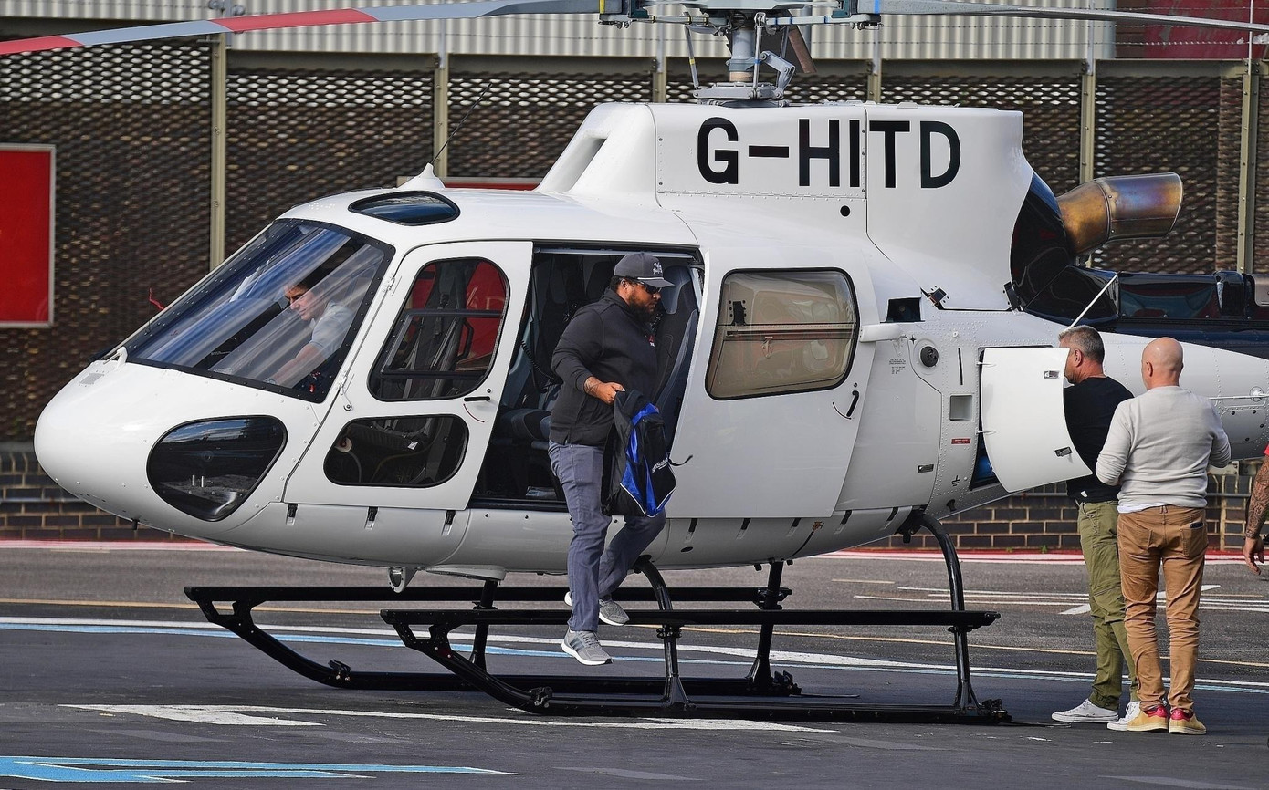 Trong khi Suri đang đắm chìm trong tình yêu, ở bên kia đại dương, Tom Cruise được phát hiện lái trực thăng chở con trai nuôi Connor Cruise đáp xuống trung tâm London (Anh) vào ngày 28/6 (giờ địa phương). Ảnh: BackGrid.