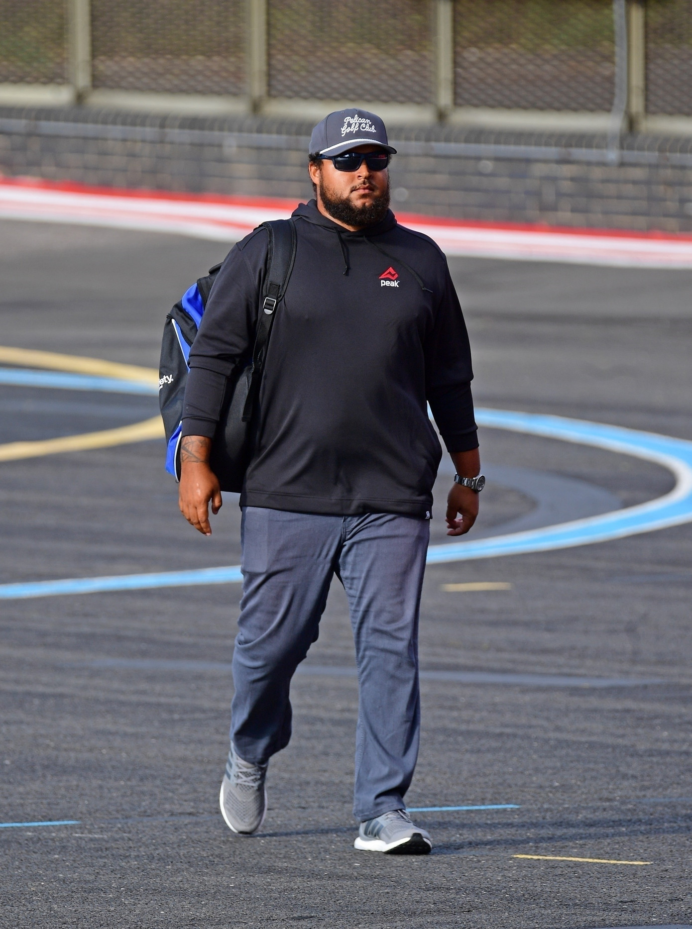 Suốt 12 năm qua, tài tử Nhiệm vụ bất khả thi luôn duy trì thái độ lạnh nhạt với con gái ruột. Ngoài chu cấp tiền bạc, anh xem Suri như không tồn tại. Ngược lại, Tom Cruise giữ quan hệ tốt đẹp với hai con nuôi là Bella và Connor vì họ chấp nhận gia nhập giáo phái Scientology cùng cha. Giống như Tom cắt đứt với Suri, Bella và Connor cũng không liên lạc với mẹ nuôi, Nicole Kidman, nữa. Ảnh: BackGrid.