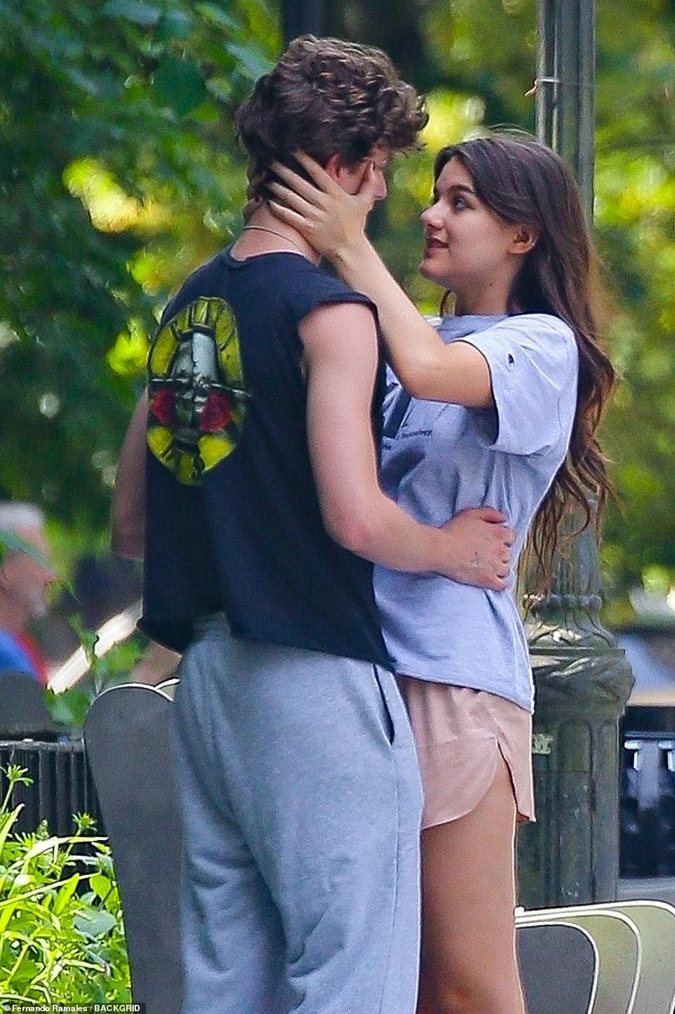 Không chỉ hôn, cặp đôi trẻ có nhiều cử chỉ tình tứ khác. Người ta còn phát hiện trên ngón áp út tay trái của nam thanh niên đeo nhẫn, khả năng cao đây là chiếc nhẫn hẹn ước giữa các cặp tình nhân.