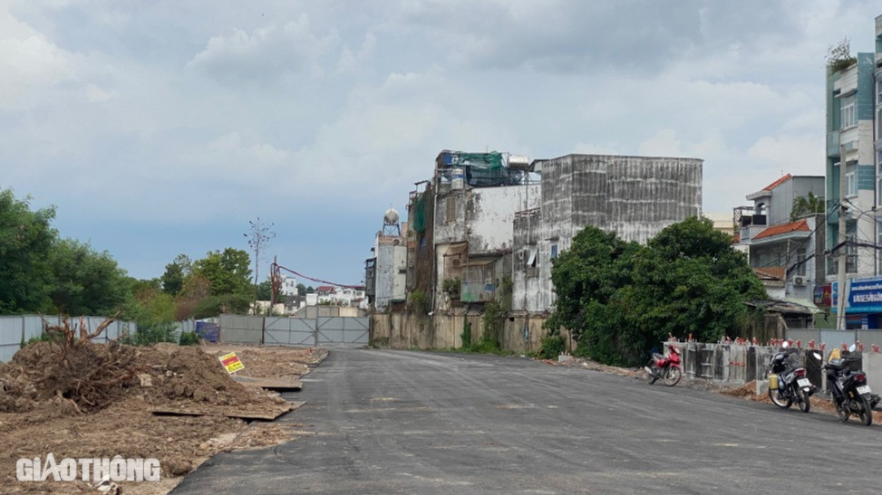 Hiện còn một số hộ dân chưa bàn giao mặt bằng khiến dự án đường nối Trần Quốc Hoàn - Cộng Hòa đang đứt đoạn. Ban Bồi thường GPMB quận Tân Bình cho biết, dự kiến sẽ bàn giao mặt bằng cho chủ đầu tư trong tháng 7/2024 để dự án kịp hoàn thành trong năm nay. Hiện còn một số hộ dân chưa bàn giao mặt bằng khiến dự án đường nối Trần Quốc Hoàn - Cộng Hòa đang đứt đoạn. Ban Bồi thường GPMB quận Tân Bình cho biết, dự kiến sẽ bàn giao mặt bằng cho chủ đầu tư trong tháng 7/2024 để dự án kịp hoàn thành trong năm nay.