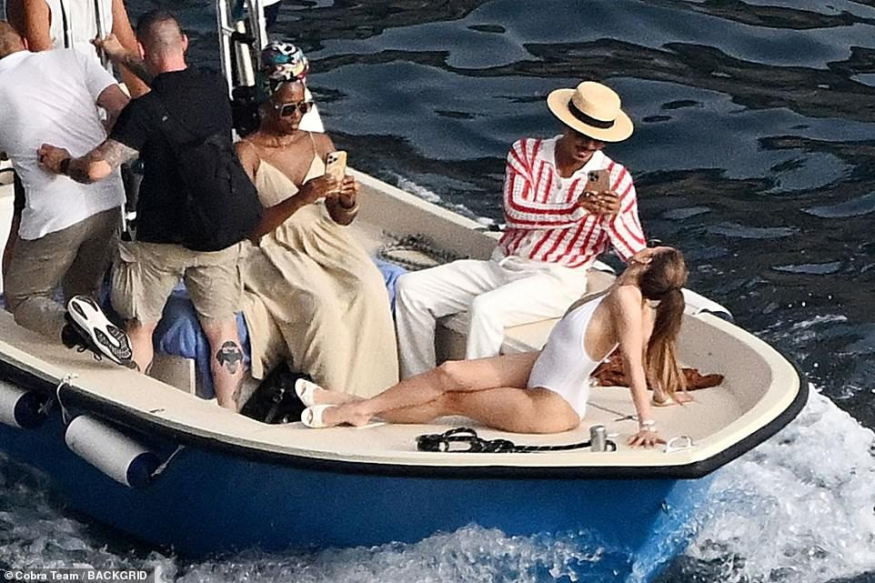 Tuy nhiên, những bình luận tiêu cực trên nhanh chóng bị người hâm mộ của Jennifer phản bác. Họ nhấn mạnh giọng ca On The Floor đủ điều kiện về mặt kinh tế để chăm chút cho bản thân. Cô cũng nổi tiếng với lối sống lành mạnh, chăm chỉ tập luyện thể dục thể thao và ăn uống hợp lý, nên không có gì phải chê trách khi cô giữ được tuổi xuân lâu hơn người khác. Ngoài ra, du lịch là lựa chọn tốt giúp giải tỏa căng thẳng trong giai đoạn khó khăn này. Fan chê cười những người không đủ khả năng, chỉ biết soi mói người khác.