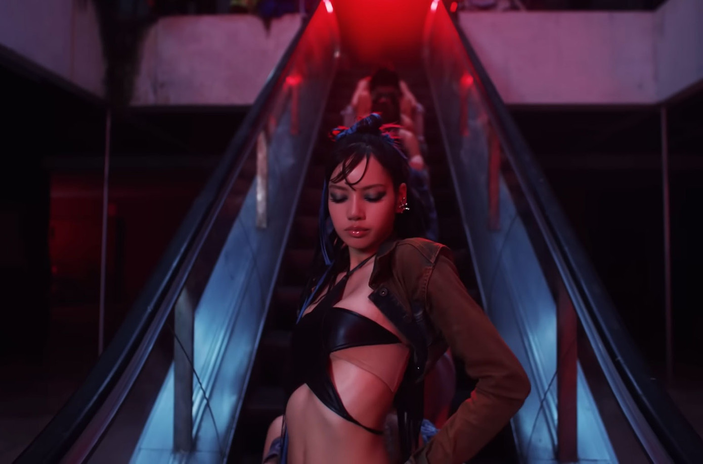 Chiếc áo mà Lisa mặc trong Rockstar bị tố lấy cắp ý tưởng của nhà thiết kế Trung Quốc.