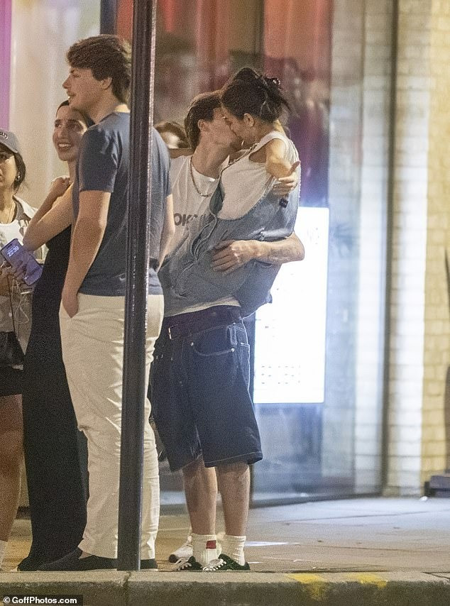 Cruz bế và hôn tình mới trên phố thay cho lời xác nhận yêu đương. Ảnh: GoffPhotos.