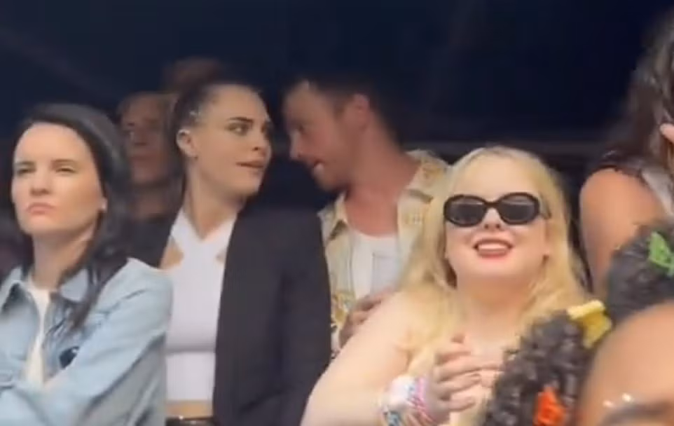 Người mẫu kiêm diễn viên Cara Delevingne (trái) tham dự buổi hòa nhạc của Swift trong khu vực dành cho khách VIP cùng ngôi sao Bridgerton Nicola Coughlan (phải). Ảnh: X.