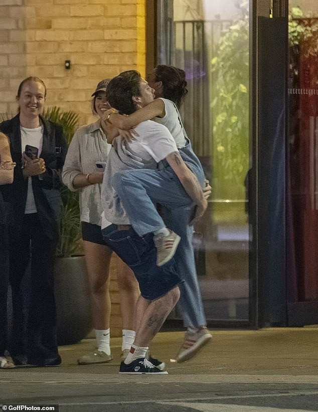 Đôi tình nhân mới đang trong giai đoạn yêu đương ngọt ngào nhất. Ảnh: GoffPhotos.