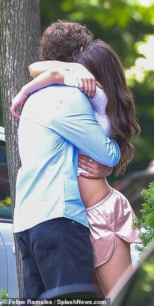 Trong chuyến đi chơi mới nhất, cả hai thoải mái thể hiện tình cảm, hết khoác tay lại ôm hôn say đắm giữa chốn đông người. Ảnh: SplashNews.