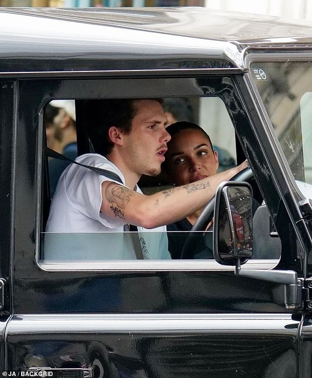 Cruz Beckham hẹn hò với Jackie Apostel ở London. Ảnh: BackGrid. Cruz Beckham hẹn hò với Jackie Apostel ở London. Ảnh: BackGrid.