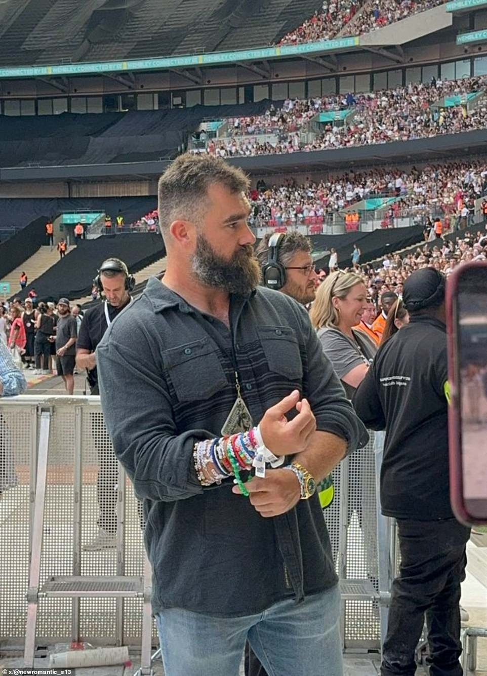 Jason Kelce, anh trai Travis Kelce, đeo kín vòng tay tình bạn trong bức ảnh chụp tại Wembley vào cùng ngày. Ảnh: IG.