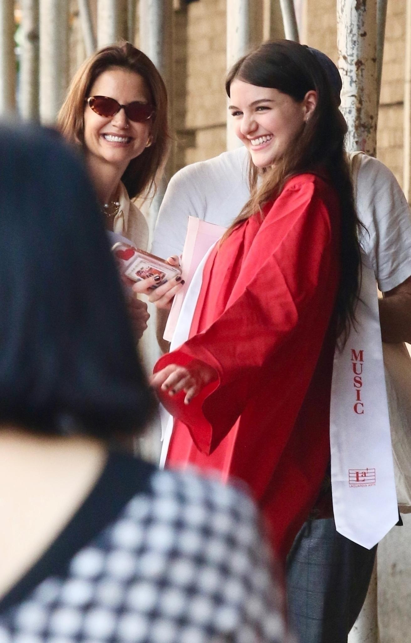 Trước đó một ngày, Suri lộ ảnh hôn bạn trai, Toby Cohen. Tuy nhiên, Toby không thấy có mặt cùng Suri trong lễ tốt nghiệp, chỉ có Katie Holmes và một người bạn. Sau lễ tốt nghiệp, Suri có quãng thời gian ngắn ở cùng mẹ trước khi xa nhà vào mùa thu tới để nhập học tại Đại học Carnegie Mellon ở Pittsburgh.