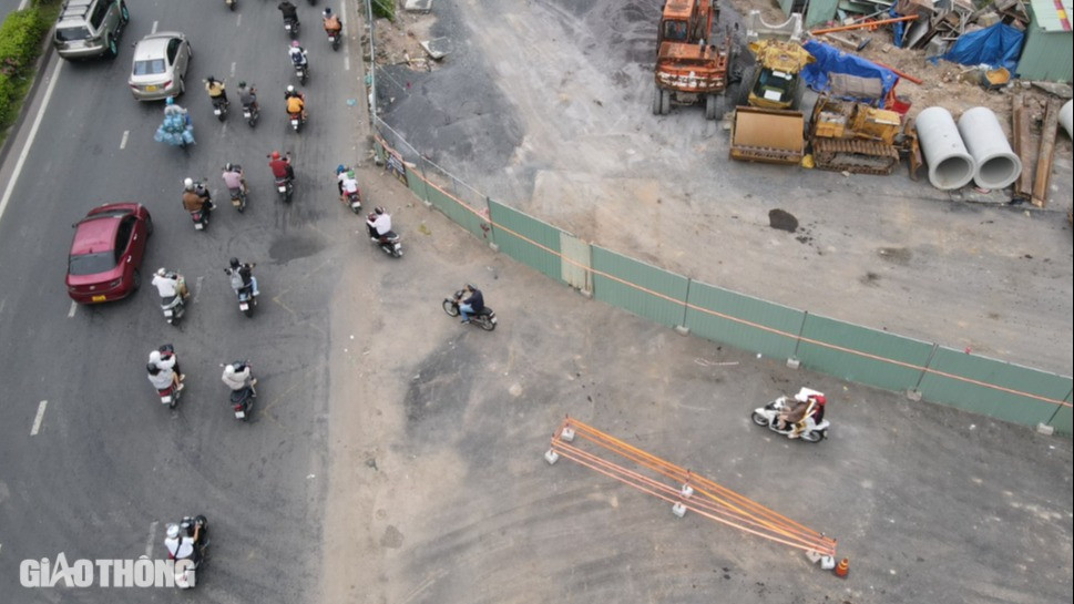 Sau khi đoạn đường mới được tạm thông xe, mật độ phương tiện trên đường Cộng Hòa đã giảm bớt. Sau khi đoạn đường mới được tạm thông xe, mật độ phương tiện trên đường Cộng Hòa đã giảm bớt.