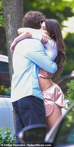 Trong chuyến đi chơi mới nhất, cả hai thoải mái thể hiện tình cảm, hết khoác tay lại ôm hôn say đắm giữa chốn đông người. Ảnh: SplashNews.