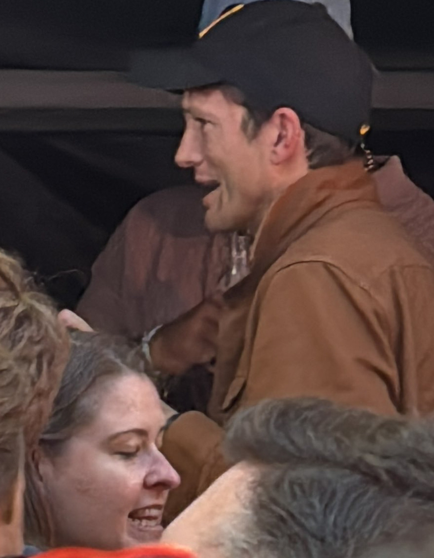 Sang đêm diễn thứ 2 vào 22/6, người hâm mộ phát hiện thêm nhiều ngôi sao khác có mặt ở hàng ghế khán giả. Diễn viên Mỹ Mila Kunis cùng chồng, tài tử Ashton Kutcher, bay chặng đường xa đến London ủng hộ Taylor. Ảnh: X.