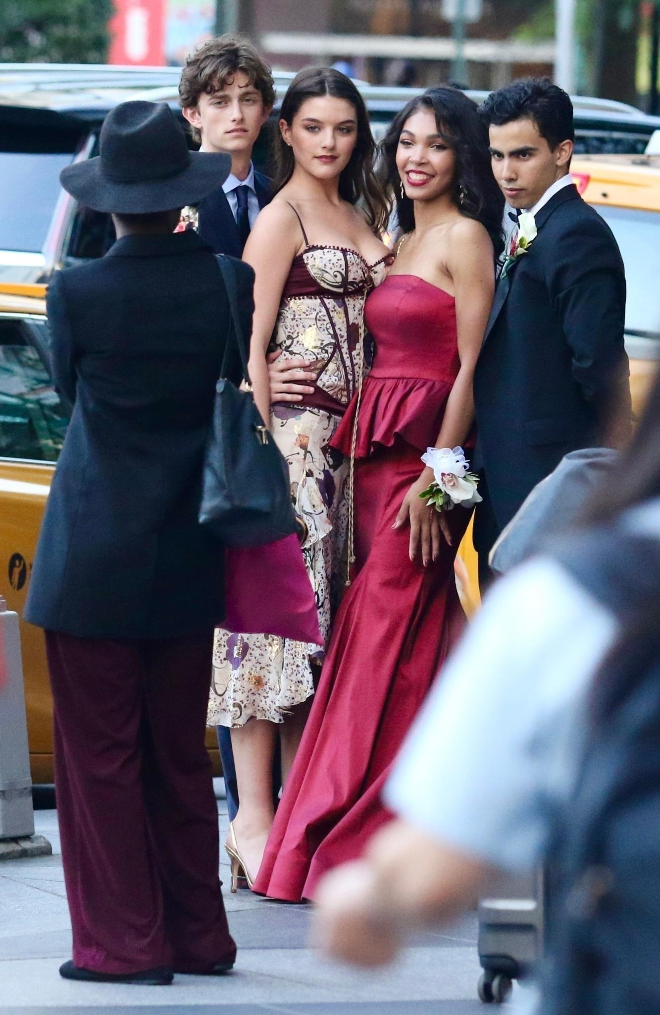 Suri chụp hình lưu niệm cùng bạn bè. Cô tươi cười trong gần như mọi khung hình do paparazzi chụp được. Đối với học sinh trung học ở Mỹ, prom là một trong những sự kiện được mong chờ nhất.