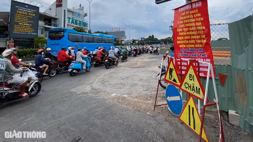 Điểm cuối tuyến đường nối Trần Quốc Hoàn - Cộng Hòa là "ma trận" ùn tắc mỗi ngày ở khung giờ cao điểm.