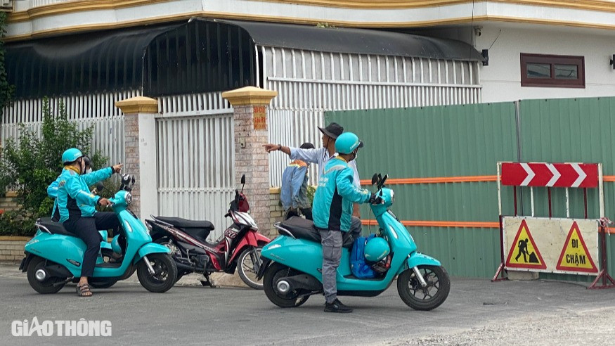 Các shipper bối rối khi một phần đường C12 nằm cạnh đường nối Trần Quốc Hoàn - Cộng Hòa đã bị đóng. Các shipper bối rối khi một phần đường C12 nằm cạnh đường nối Trần Quốc Hoàn - Cộng Hòa đã bị đóng.