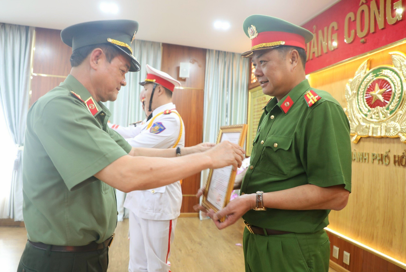 Trung tướng Lê Hồng Nam, Giám đốc Công an TP HCM, đã trao Quyết định bổ nhiệm và chúc mừng đồng chí Nguyễn Đình Dương. Ảnh: CAO. Trung tướng Lê Hồng Nam, Giám đốc Công an TP HCM, đã trao Quyết định bổ nhiệm và chúc mừng đồng chí Nguyễn Đình Dương. Ảnh: CAO.