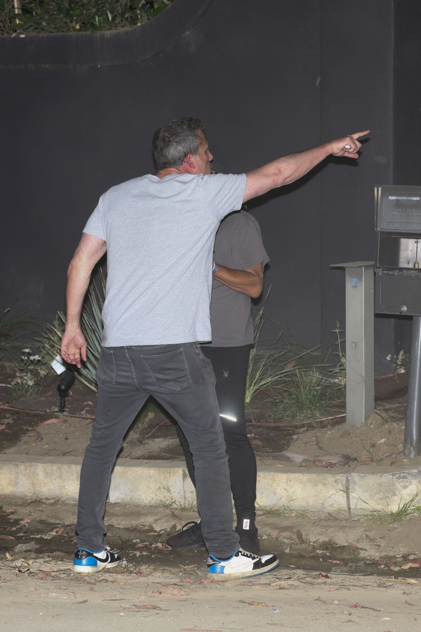 Ben Affleck nổi giận với paparazzi vì bật đèn flash khiến anh không thấy đường lái xe. Ảnh: TMZ. Ben Affleck nổi giận với paparazzi vì bật đèn flash khiến anh không thấy đường lái xe. Ảnh: TMZ.