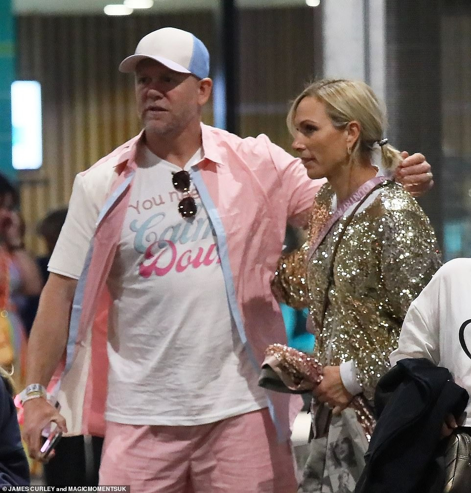 Ngoài William và 2 con, con gái của Công chúa Anne, Zara Tindall, và chồng, cựu cầu thủ bóng bầu dục Mike, mặc trang phục nổi bật đến ủng hộ Taylor trong đêm diễn đầu tiên ở thủ đô nước Anh. Ảnh: Daily Mail.