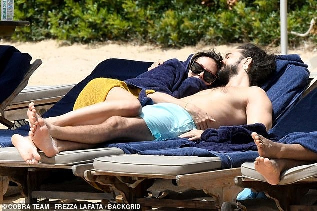 Cánh săn ảnh chụp lại được nhiều khoảnh khắc tình tứ giữa Heidi và chồng. Họ ôm hôn trên ghế tắm nắng. Nam nghệ sĩ guitar còn chu đáo thoa kem chống nắng cho vợ. Kết hôn vào năm 2019, cặp đôi vẫn mặn nồng sau 5 năm bên nhau. Họ thường xuyên được bắt gặp có cử chỉ thân mật nơi công cộng.