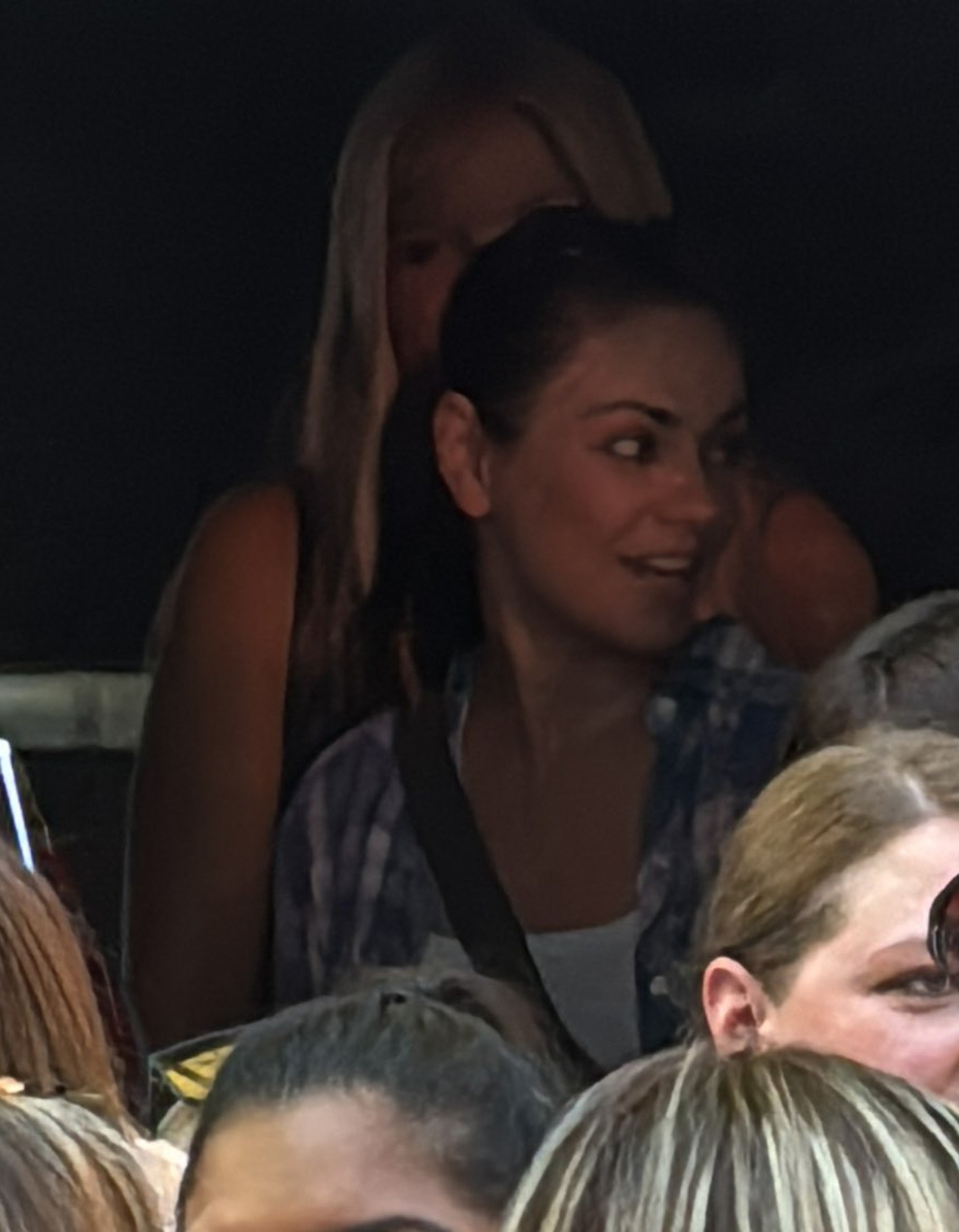 Sang đêm diễn thứ 2 vào 22/6, người hâm mộ phát hiện thêm nhiều ngôi sao khác có mặt ở hàng ghế khán giả. Diễn viên Mỹ Mila Kunis cùng chồng, tài tử Ashton Kutcher, bay chặng đường xa đến London ủng hộ Taylor. Ảnh: X.