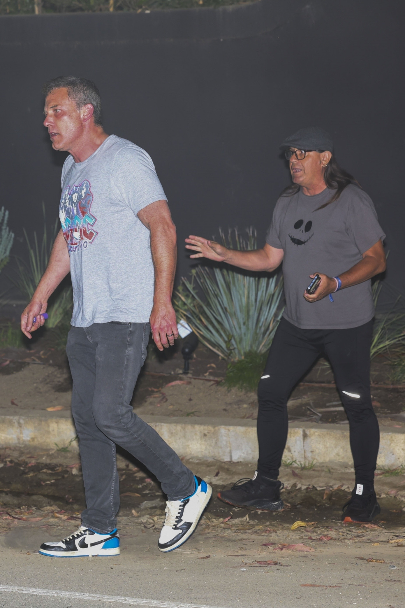 Ben Affleck nổi giận với paparazzi vì bật đèn flash khiến anh không thấy đường lái xe. Ảnh: TMZ. Ben Affleck nổi giận với paparazzi vì bật đèn flash khiến anh không thấy đường lái xe. Ảnh: TMZ.