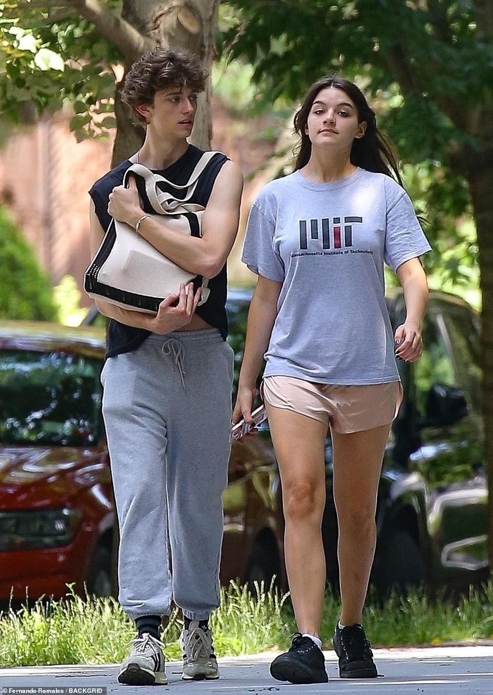 Ngày 19/6, paparazzi phát hiện Suri Cruise đi dạo cùng một thanh niên trong Công viên Trung tâm ở thành phố New York. Chàng trai này trước đó là bạn trai tham dự prom (vũ hội cuối cấp) với con gái Katie Holmes và Tom Cruise.