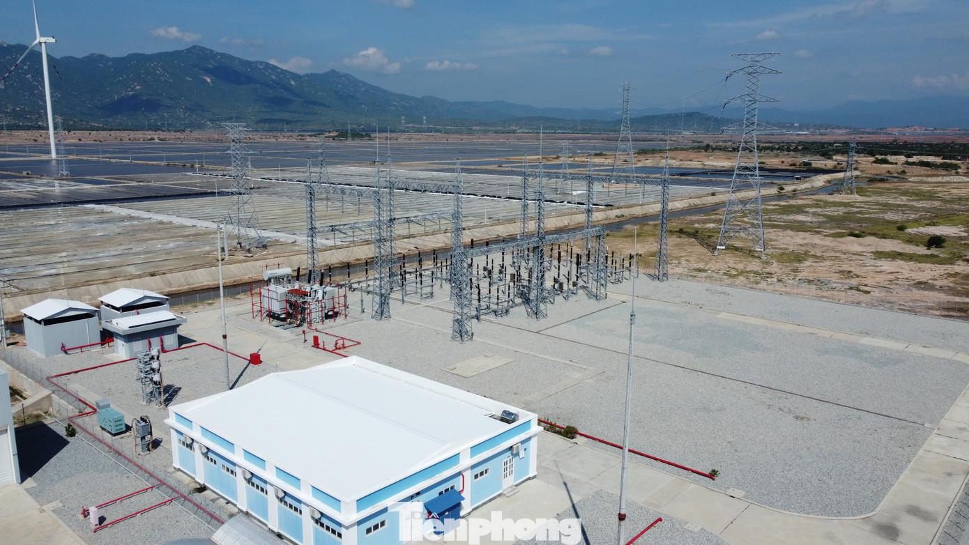 Cuối cùng, Nhà máy điện gió BIM có công suất 88MW xây dựng trên khu đất có diện tích khoảng 30,5 ha ở huyện Thuận Nam. Trong đó, nhà máy có 22 trụ tua bin gió, mỗi tua bin gió công suất 4MW (chiều cao cột 120,9 m) và tại mỗi tua bin có 1 máy biến áp trung thế 0,69/6/33 kV (công suất 6288 kVA).