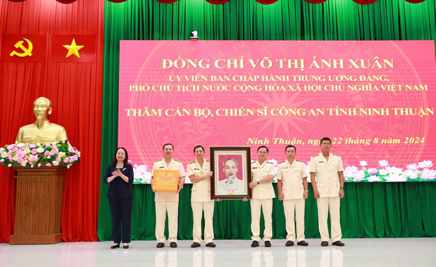 Phó Chủ tịch nước Võ Thị Ánh Xuân (ảnh trái) tặng quà cán bộ, chiến sĩ Công an tỉnh Ninh Thuận. Ảnh: CANT.