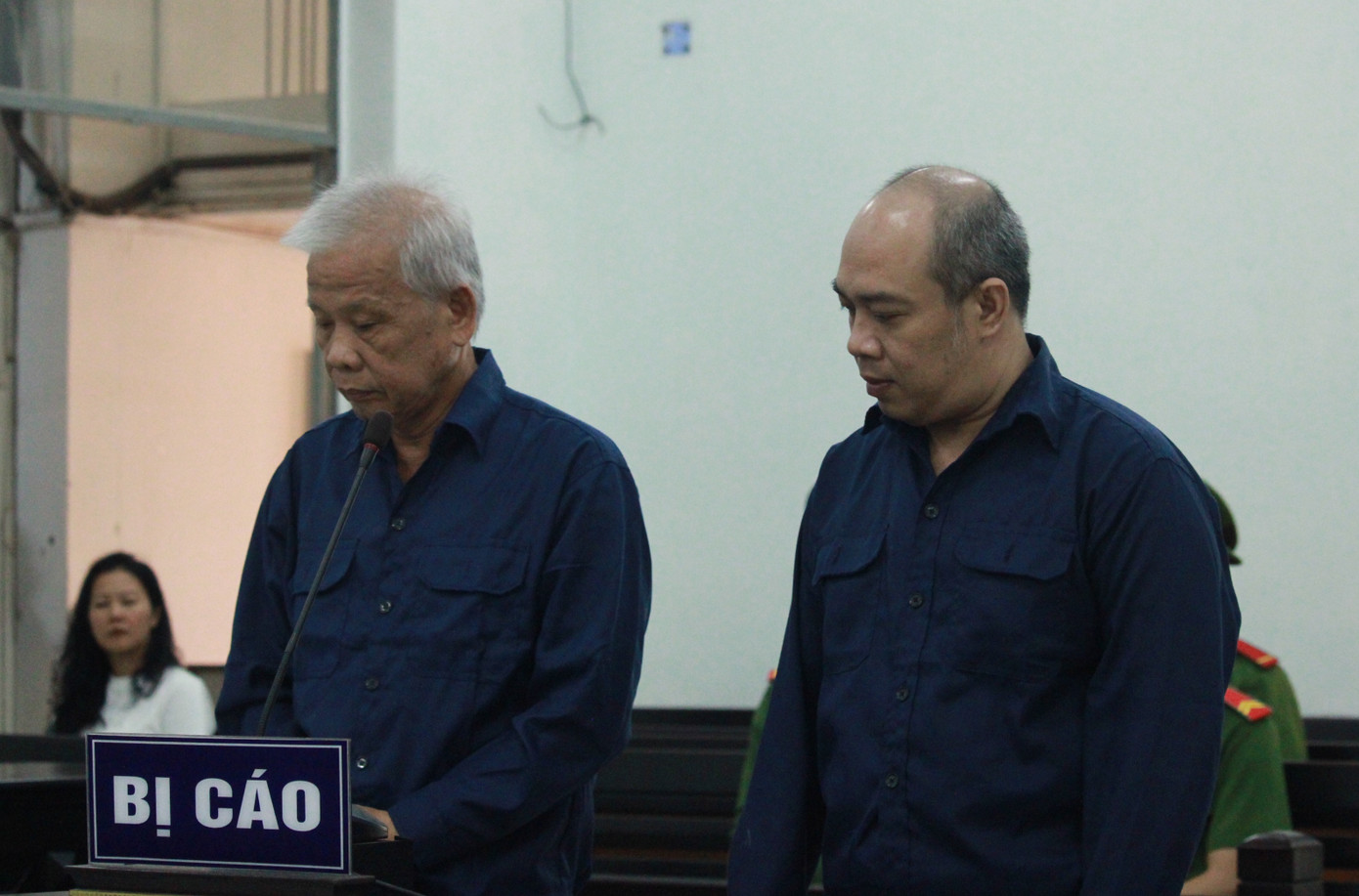 Bị cáo Nguyễn Hữu Trường (ảnh phải) và Nguyễn Văn Phiêu tại phiên tòa. Bị cáo Nguyễn Hữu Trường (ảnh phải) và Nguyễn Văn Phiêu tại phiên tòa.