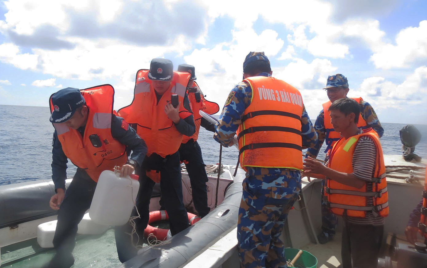 Tàu hải cảnh 4110 của Trung Quốc bàn giao hai ngư dân bị nạn cho tàu 952 của Hải quân Việt Nam. Ảnh: Vùng 3 Hải quân cung cấp. Tàu hải cảnh 4110 của Trung Quốc bàn giao hai ngư dân bị nạn cho tàu 952 của Hải quân Việt Nam. Ảnh: Vùng 3 Hải quân cung cấp.
