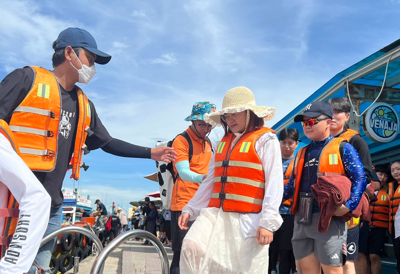 Nhiều du khách chọn tour tham quan biển đảo Nha Trang trong ngày đầu nghỉ lễ 2/9. Ảnh: T.T.