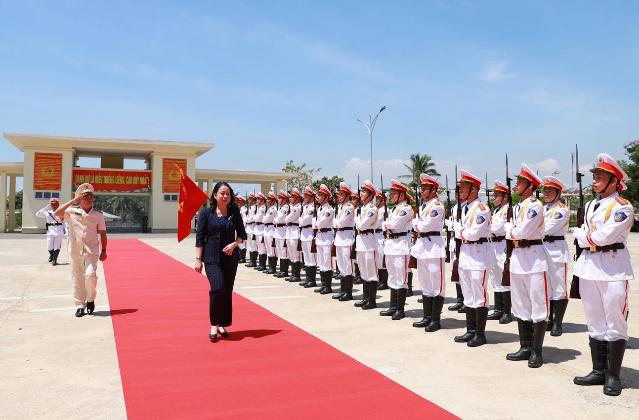 Phó Chủ tịch nước Võ Thị Ánh Xuân và Đại tá Huỳnh Tấn Hạnh - Giám đốc Công an tỉnh Ninh Thuận, duyệt đội danh dự. Ảnh: CANT.