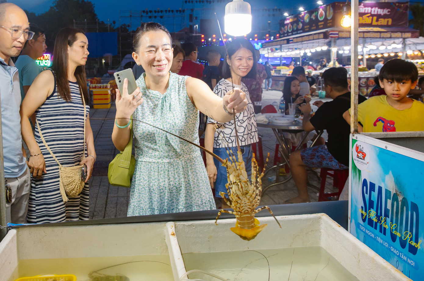 Chỉ có 1 gian hàng bán tôm hùm cho du khách trong đêm khai mạc.