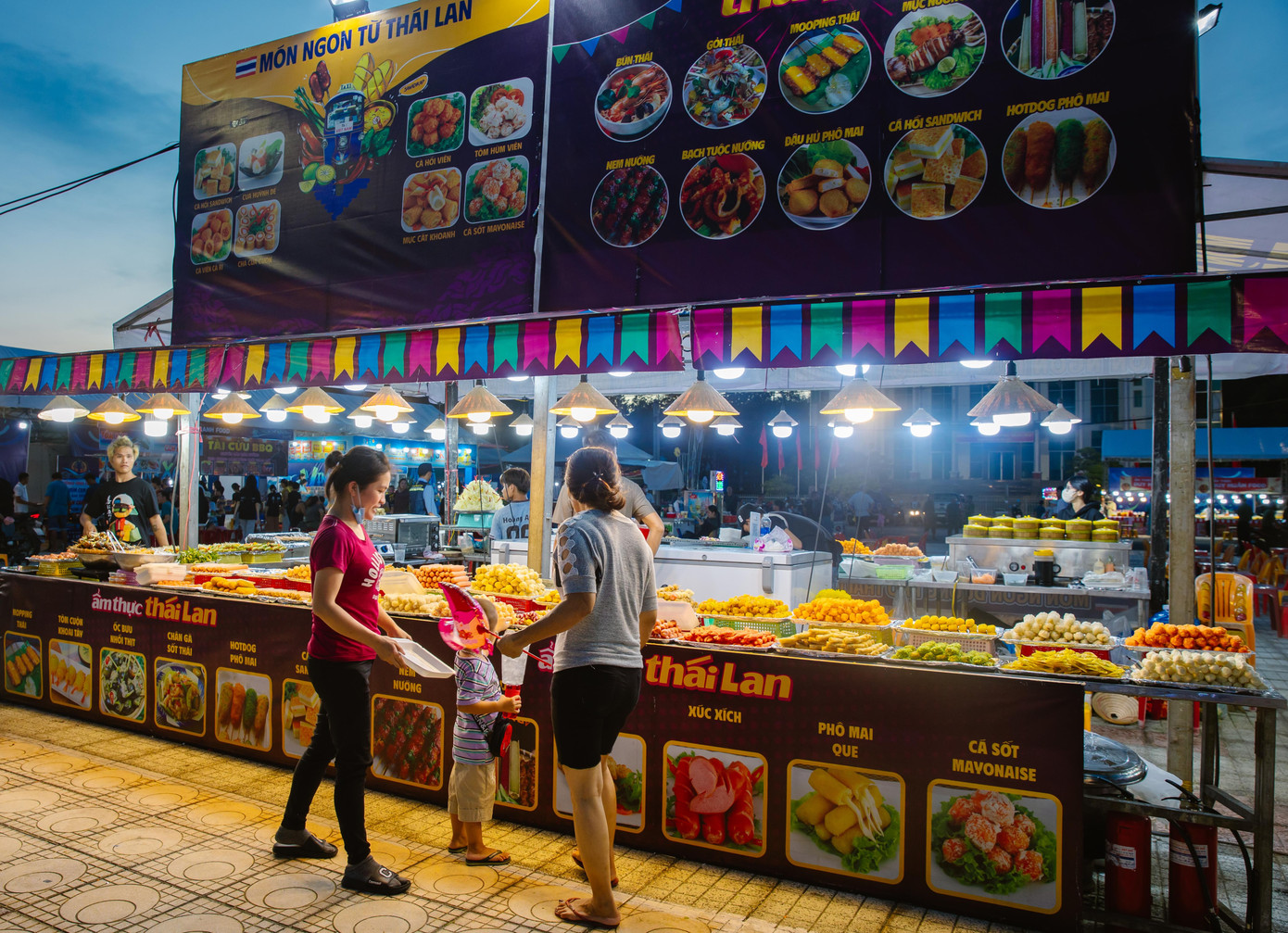 Các gian hàng tại Lễ hội Tôm hùm Cam Ranh chủ yếu bán đồ ăn vặt.