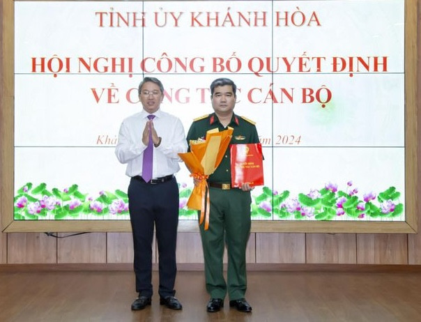 Ông Nguyễn Hải Ninh (ảnh trái) trao quyết định của Ban Bí thư Trung ương Đảng cho Thượng tá Nguyễn Tấn Ý. Ảnh: Báo Khánh Hòa