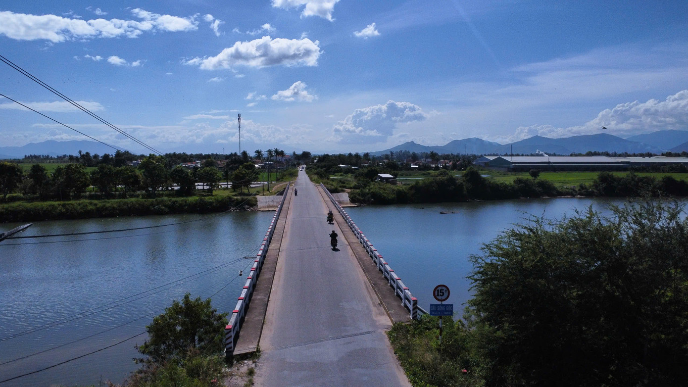 Cầu Sông Gốc ở khu vực xây sân bay Vân Phong có tải trọng cho phép dưới 15 tấn.